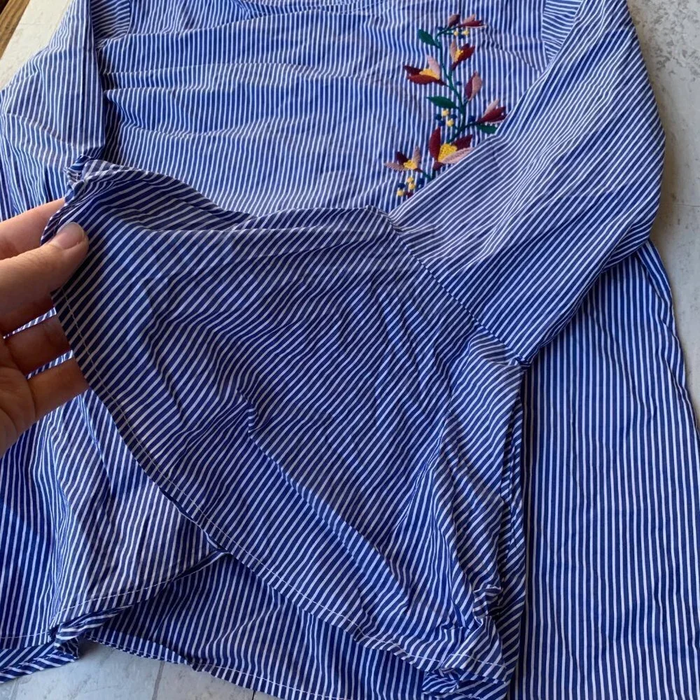 ST. JOHN'S BAY Bell Sleeve Embroidered Top Striped Blue White Floral Flower Boho
